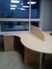 Офисные столы с перегородкой